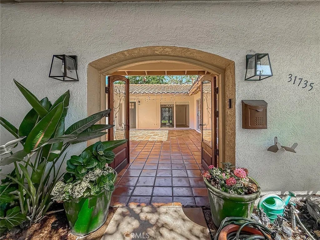 Photo of 31735 Bainbrook Court, Westlake Village, CA 91361 (MLS # SR26169325)
