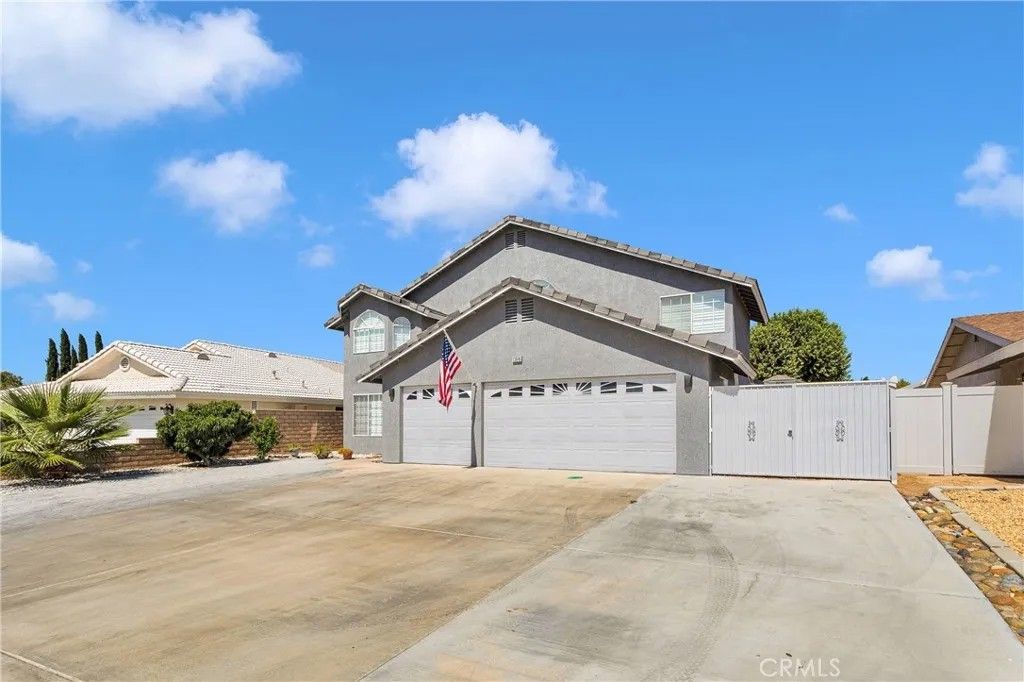 Photo of 13046 Bermuda Dunes Rd, Victorville, CA 92395 (MLS # HD26077035)