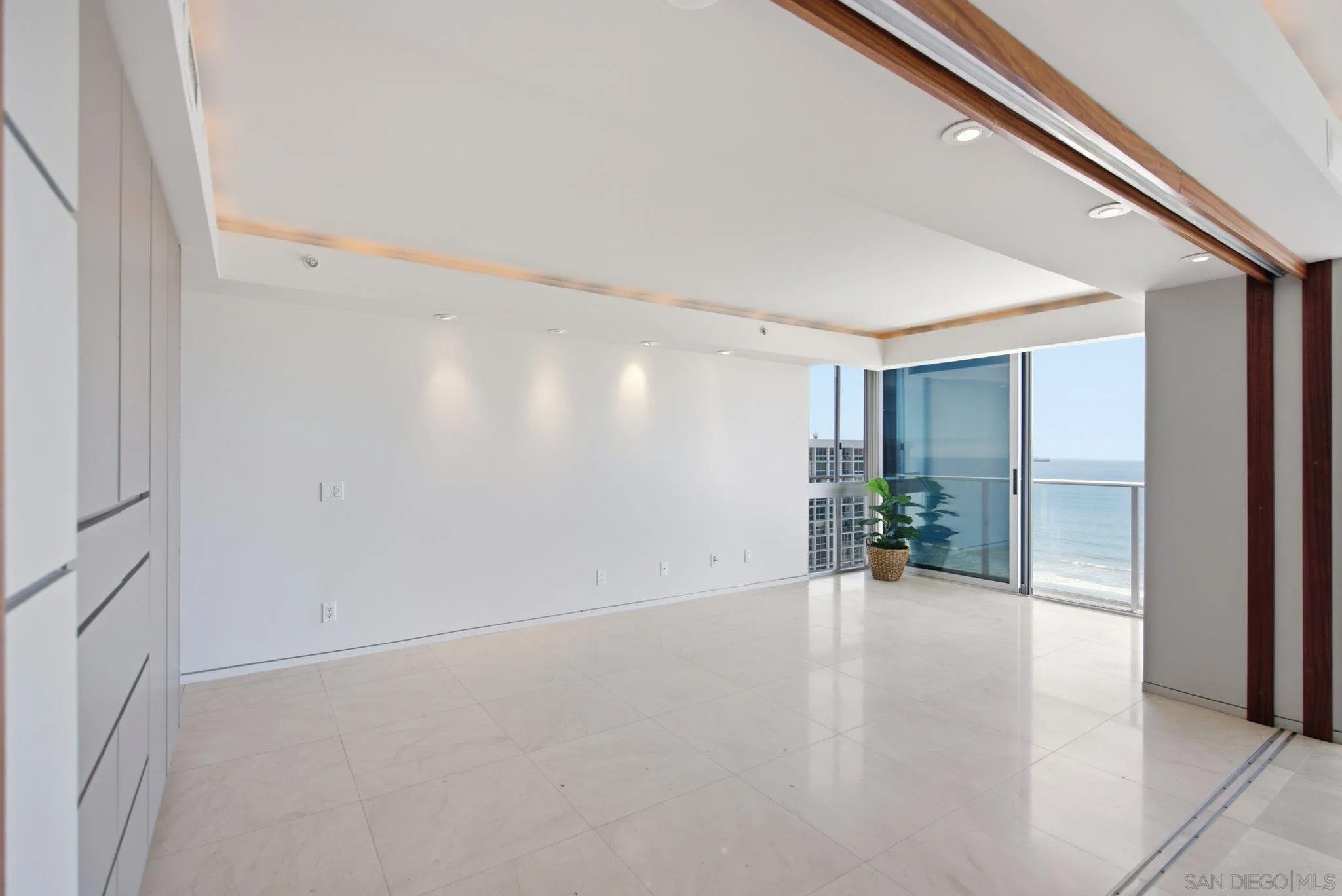 1710 Avenida del Mundo PH02