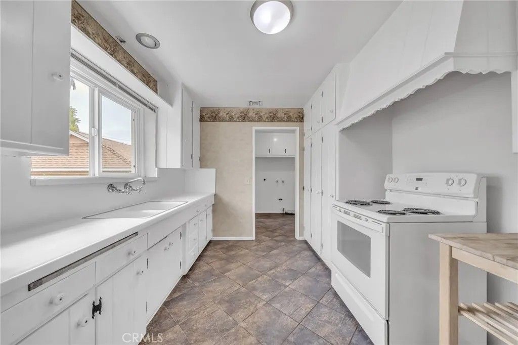 Photo of 17722 Tulsa Street, Granada Hills, CA 91344 (MLS # SR26078848)