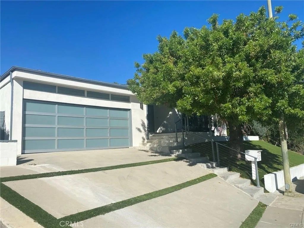 Photo of 15672 Castlewoods Drive, Sherman Oaks, CA 91403 (MLS # SR26050631)