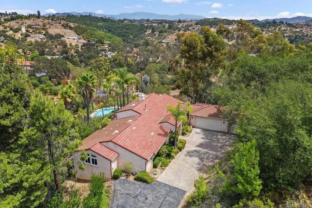 Photo of 2718 Via Del Robles, Fallbrook, CA 92028 (MLS # NDP2607688)