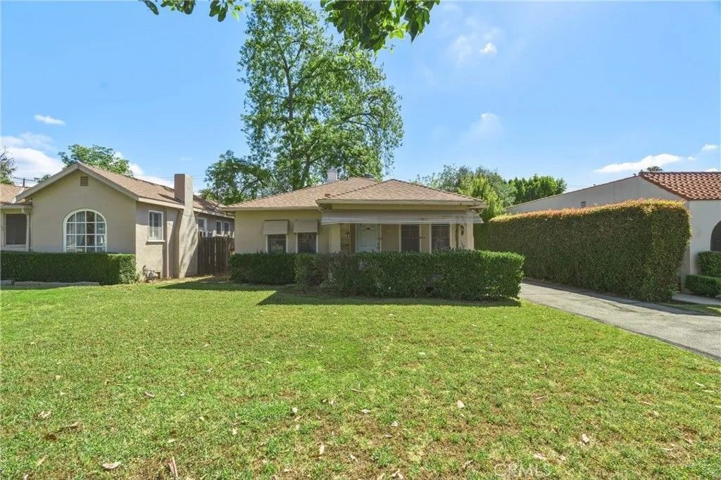 Photo of 70 S Parkwood Ave, Pasadena, CA 91107 (MLS # AR26087452)