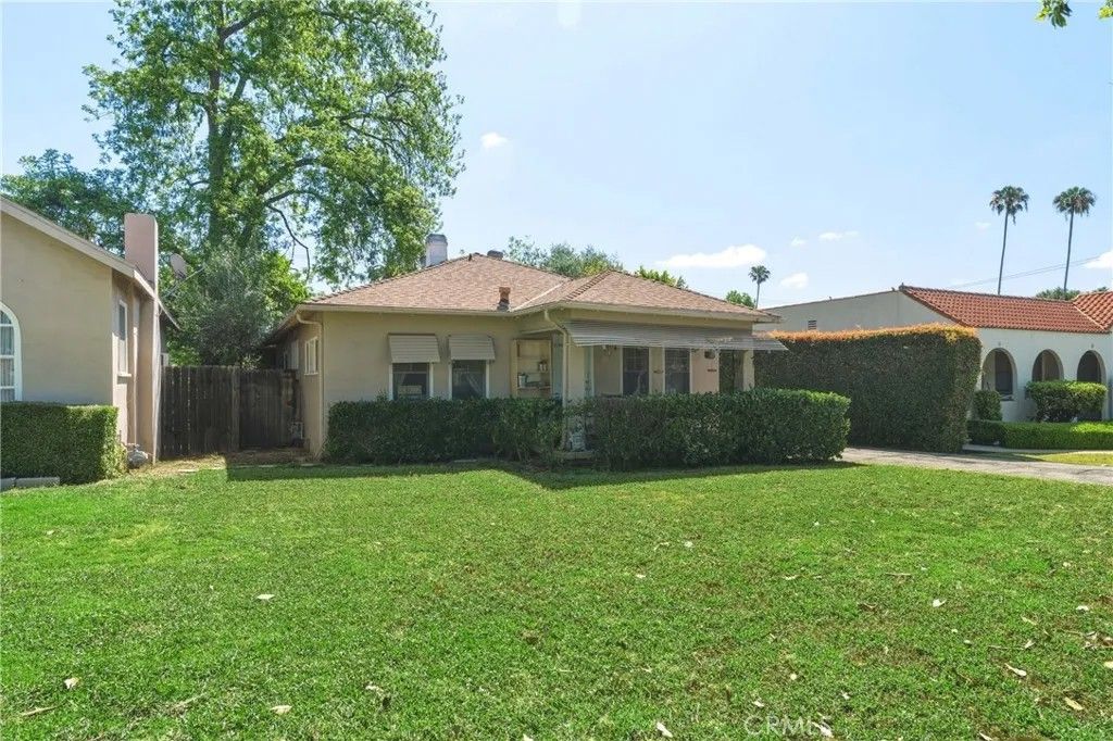 Photo of 70 S Parkwood Ave, Pasadena, CA 91107 (MLS # AR26087452)