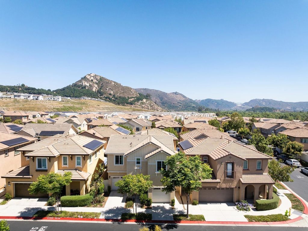 Photo of 211 Spotted Saddle Way, Fallbrook, CA 92028 (MLS # 250041301)