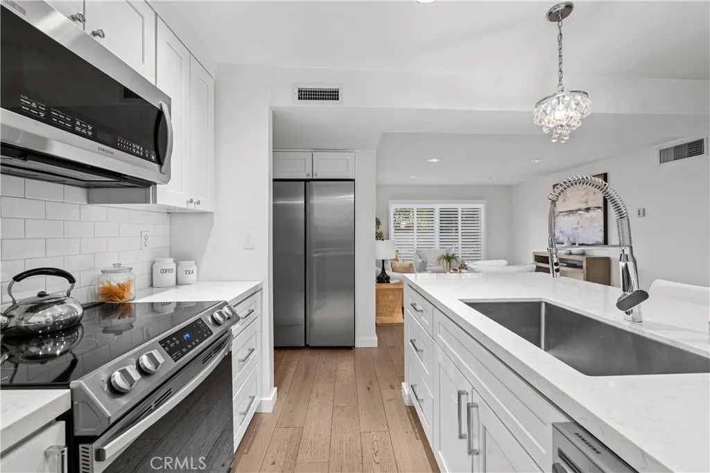 5257 Radford Ave 101