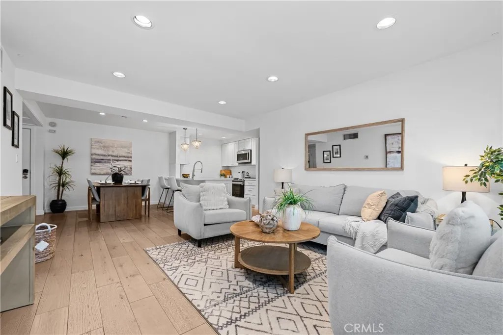 5257 Radford Ave 101