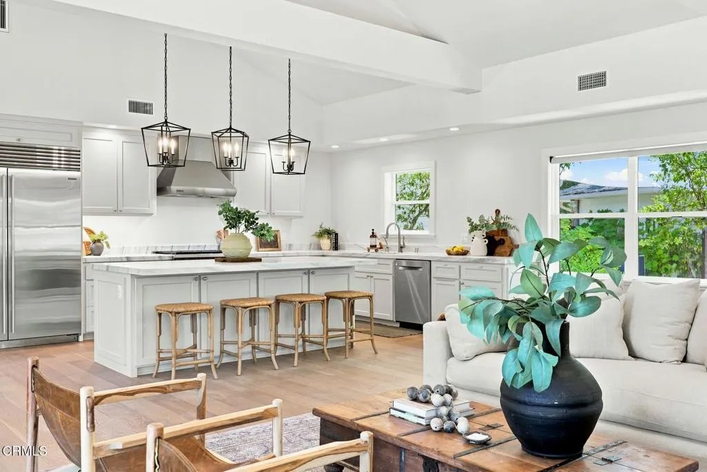 627 E Villanova