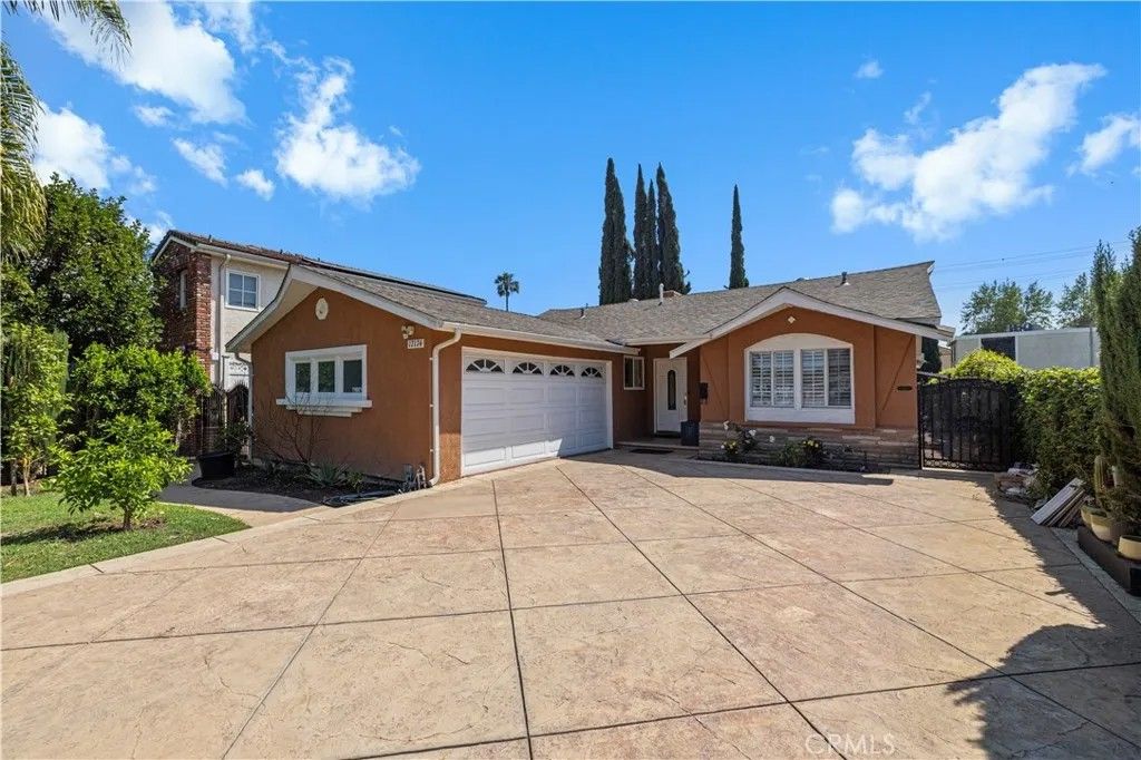 Photo of 17174 Los Alimos St, Granada Hills, CA 91344 (MLS # SR26051669)