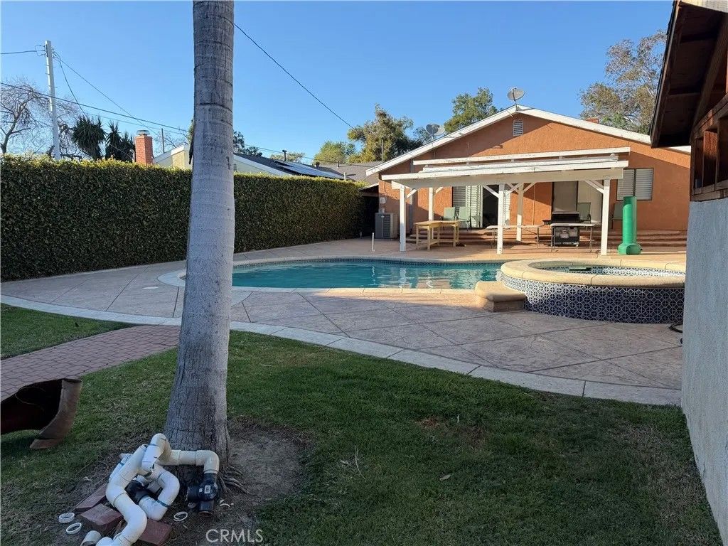 Photo of 17174 Los Alimos St, Granada Hills, CA 91344 (MLS # SR26051669)