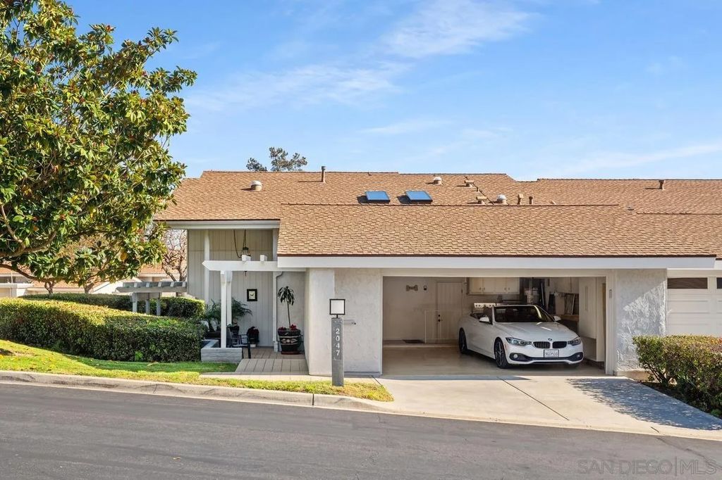 Photo of 2047 Caminito Circulo Norte, La Jolla, CA 92037 (MLS # 260006119)