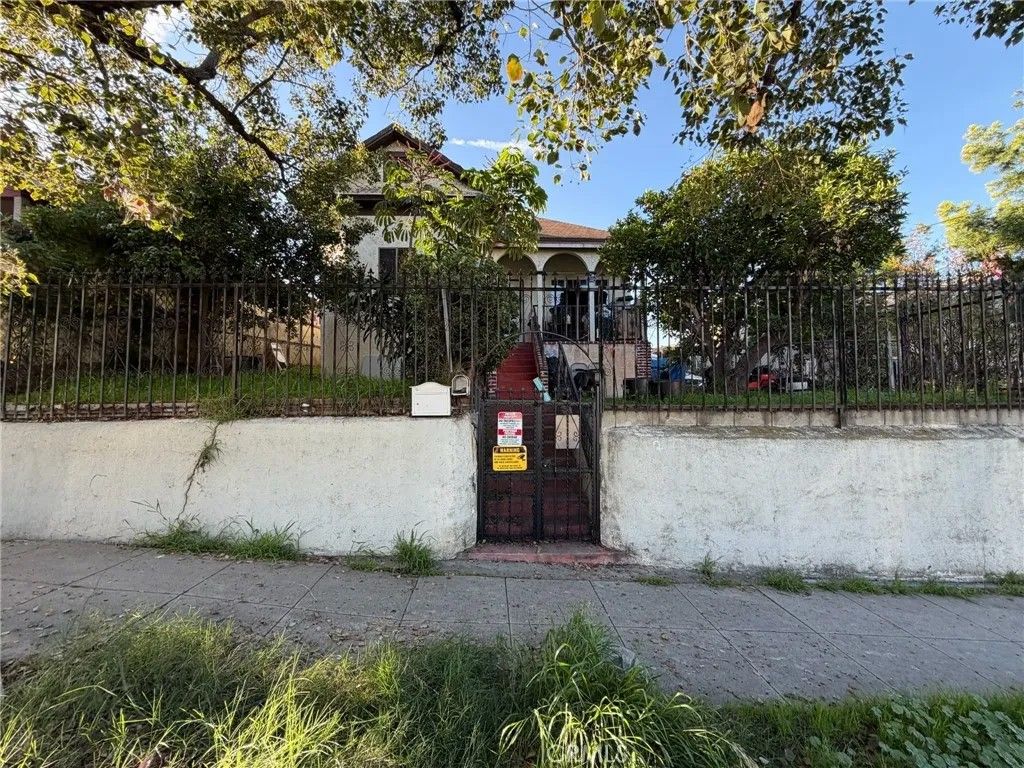 Photo of 2112 City View Avenue, Los Angeles, CA 90033 (MLS # SR26016896)