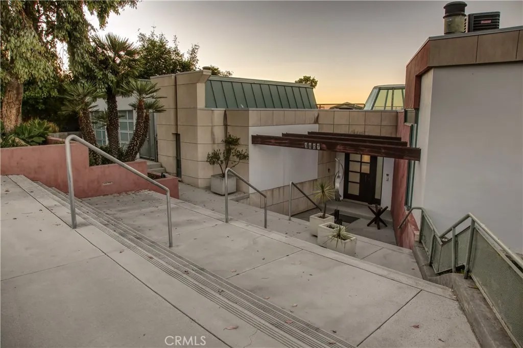 3807 Crest Road