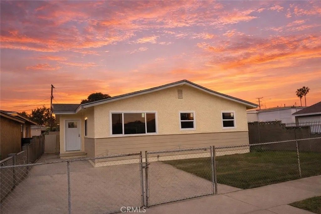 Photo of 813 W Stockwell St, Compton, CA 90222 (MLS # IG26025613)