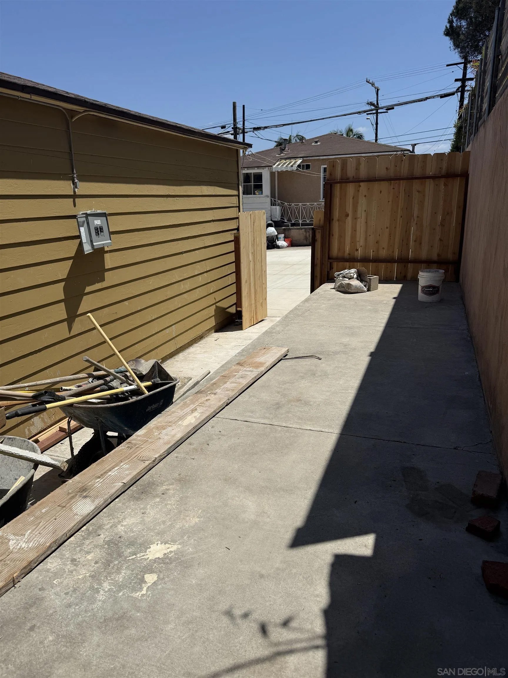 1207 E 8th
