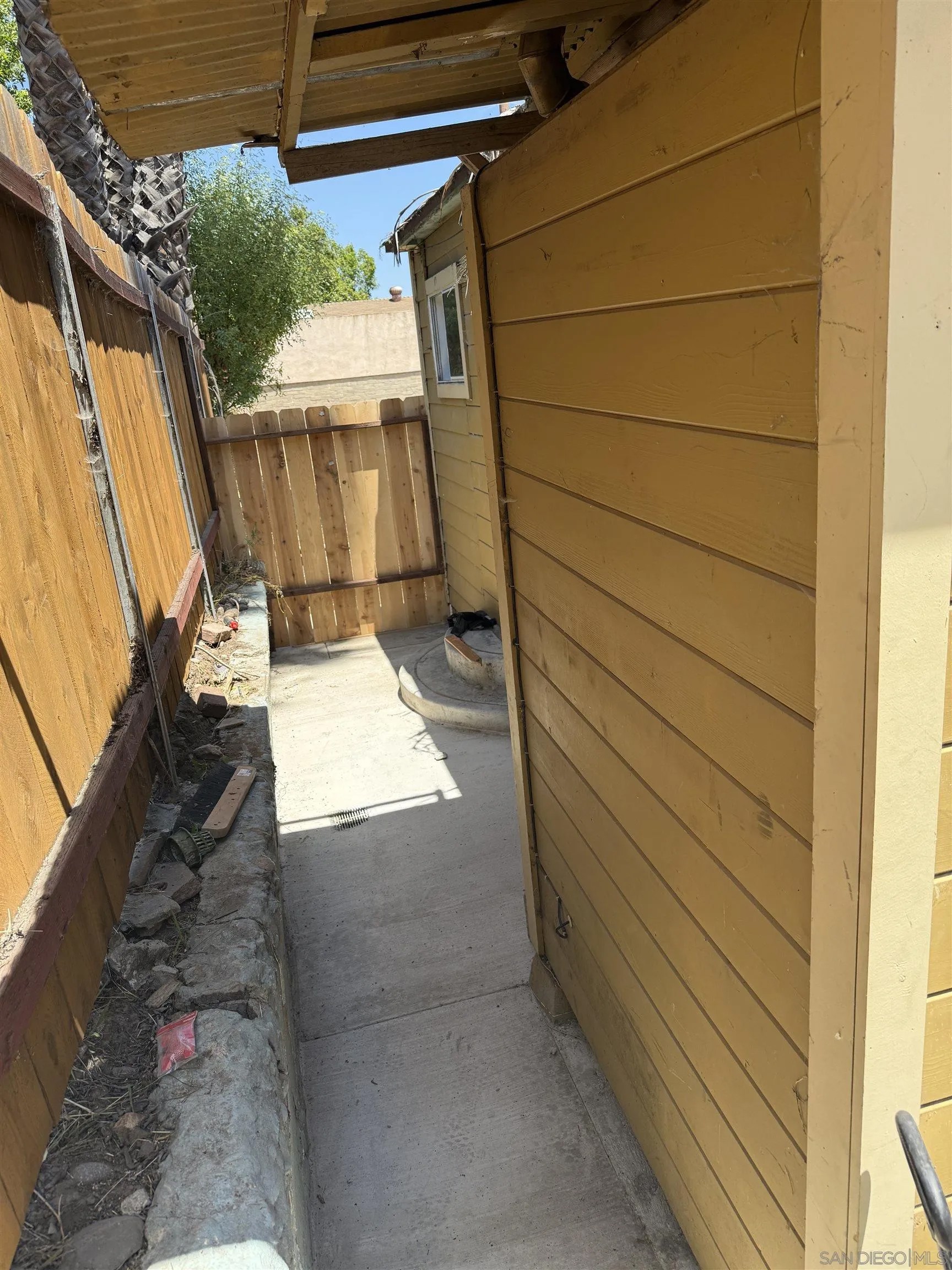 1207 E 8th