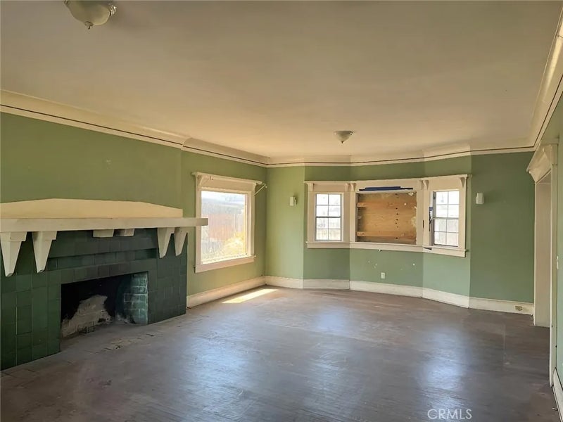 1749 W 49th