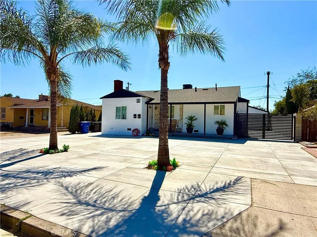 Photo of 7935 Cleon AVE, Sun Valley, CA 91352 (MLS # SR26165793)