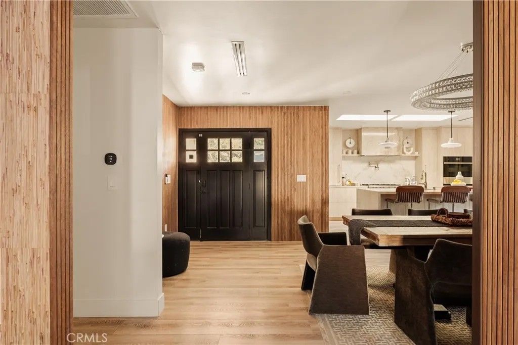 Photo of 21231 San Miguel Street, Woodland Hills, CA 91364 (MLS # SR26006211)