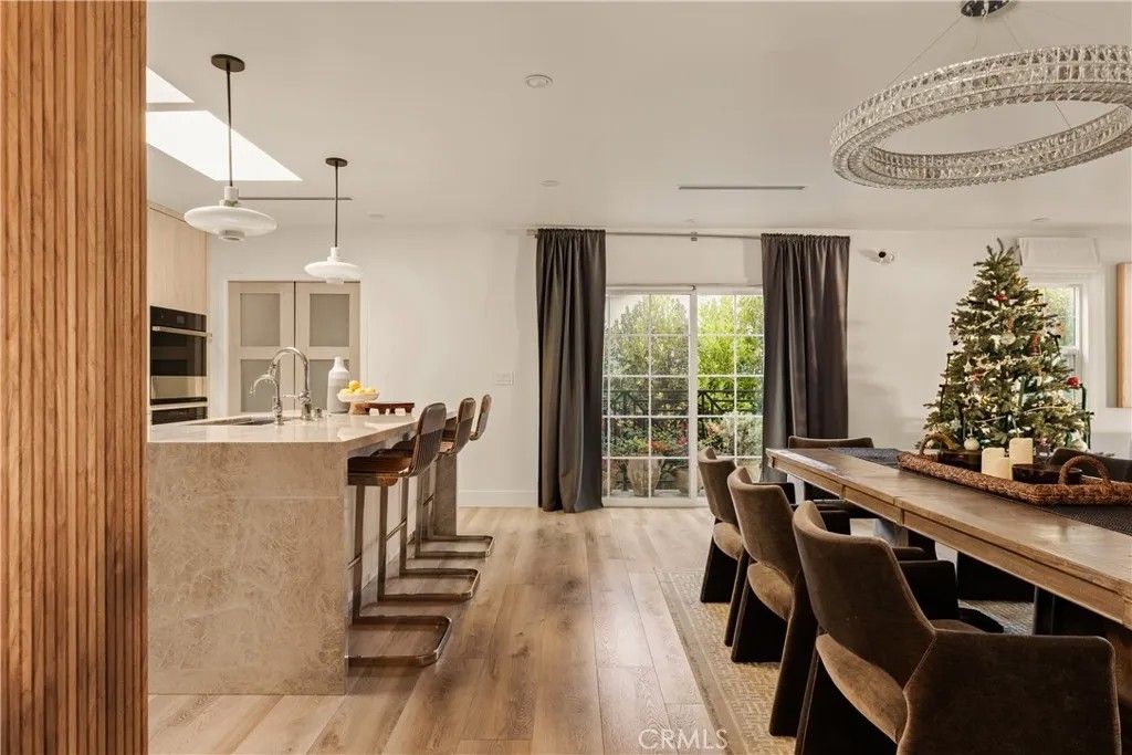 Photo of 21231 San Miguel Street, Woodland Hills, CA 91364 (MLS # SR26006211)