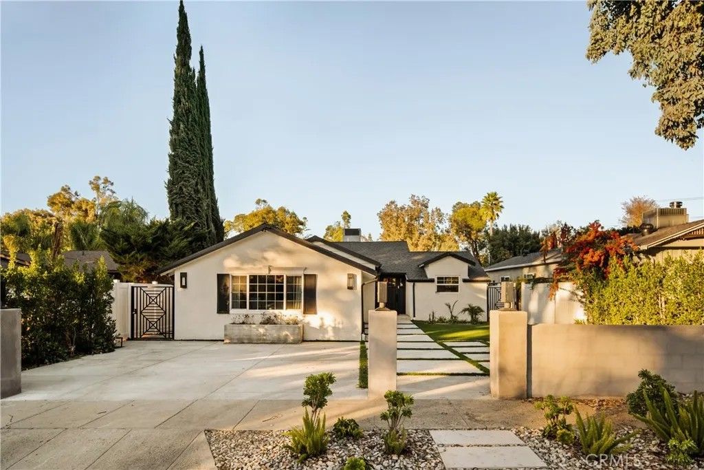 Photo of 21231 San Miguel Street, Woodland Hills, CA 91364 (MLS # SR26006211)