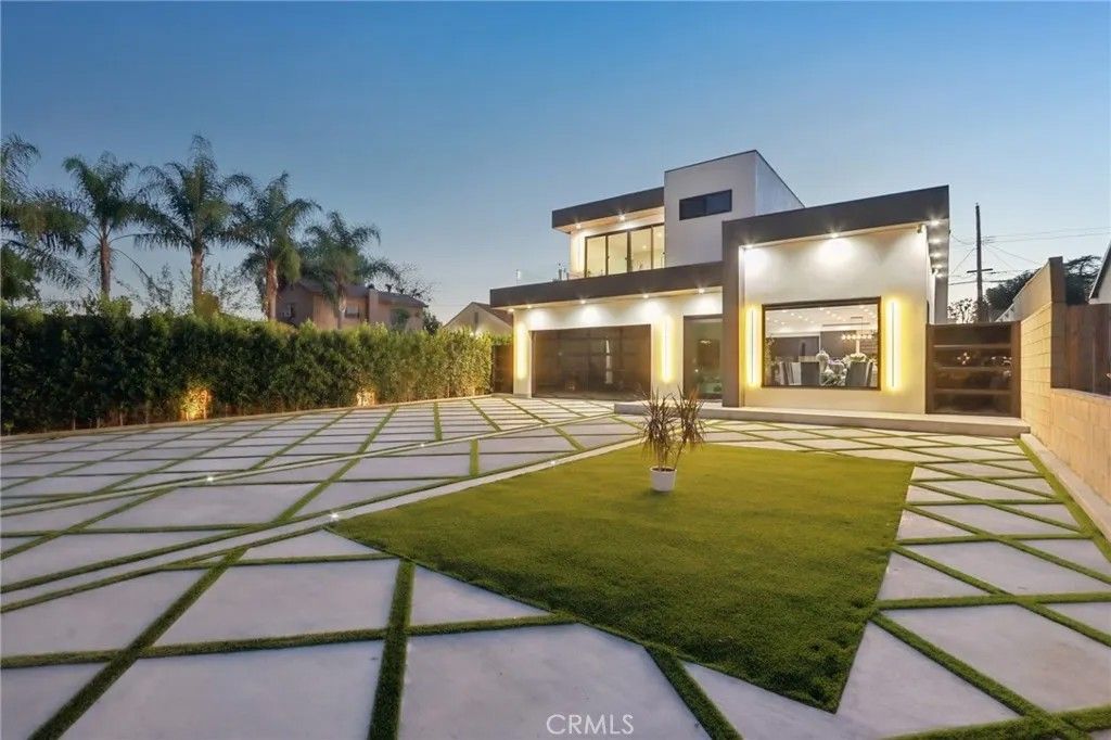 Photo of 2227 N Lamer Street, Burbank, CA 91504 (MLS # SR25266325)