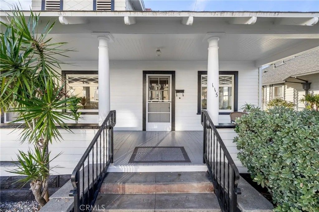 Photo of 113 N Ivy Ave, Monrovia, CA 91016 (MLS # CV26031869)