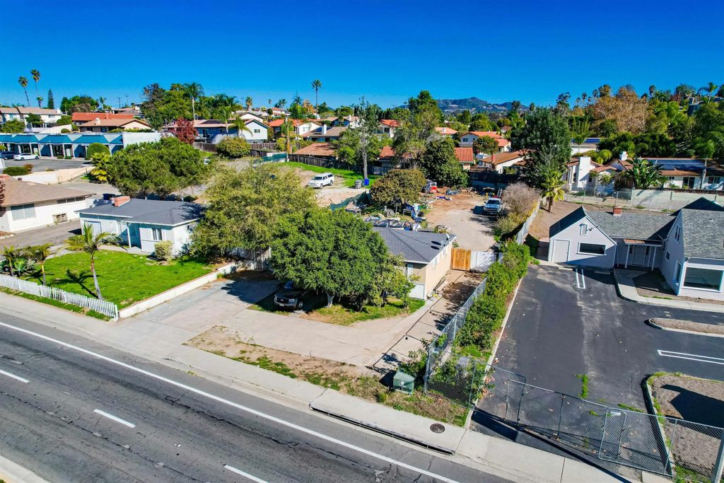 Photo of 702 Civic Center Dr, Vista, CA 92084 (MLS # 250045426)