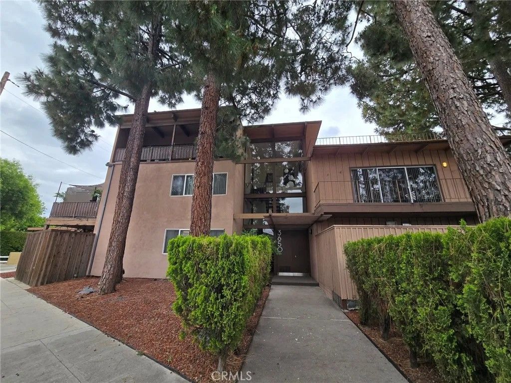 Photo of 3650 W Clark Ave, Burbank, CA 91505 (MLS # SR26086739)