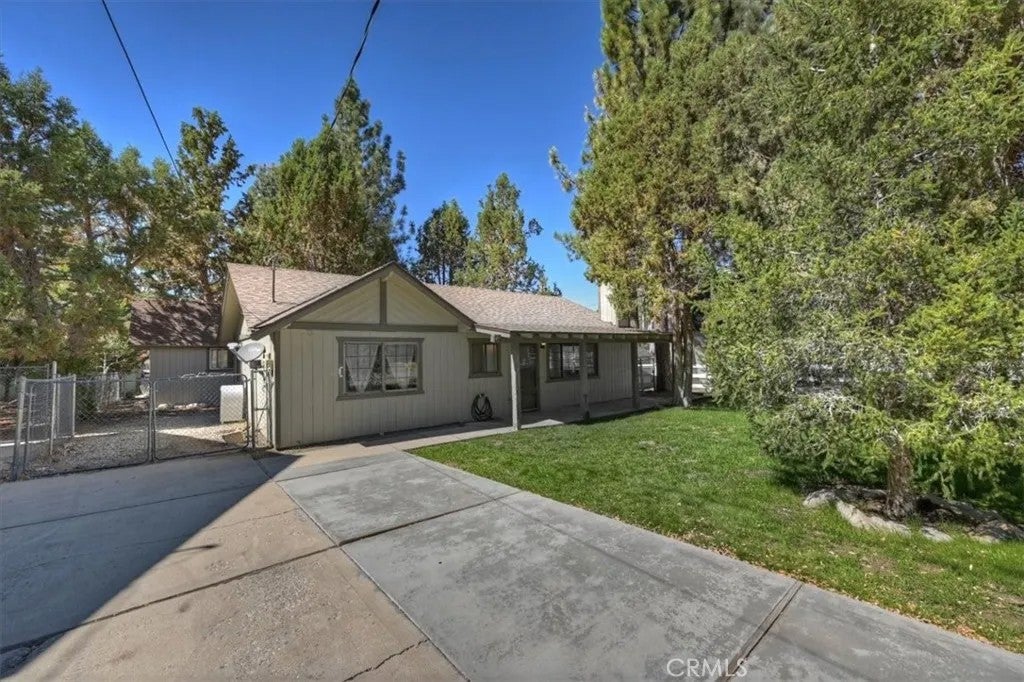 1345 E Country Club