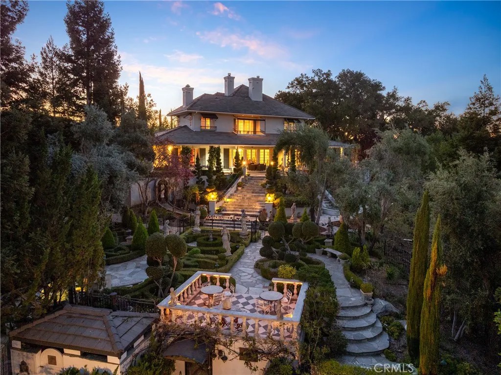 5405 Vineyard Drive