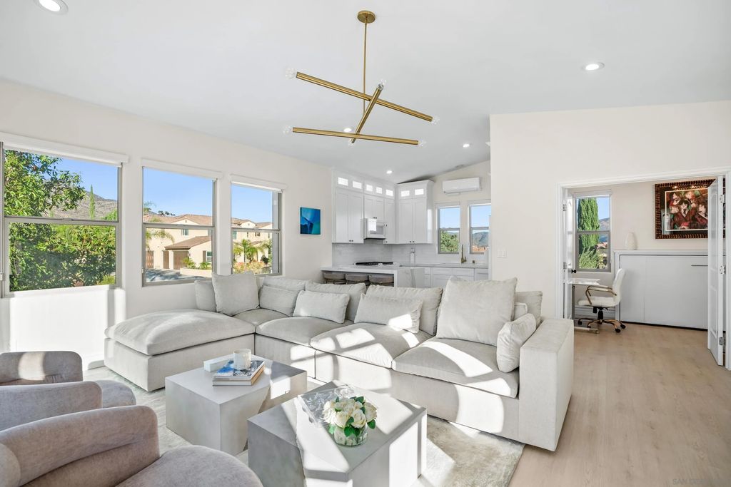 Photo of 424 Agua Vista Dr, Chula Vista, CA 91914 (MLS # 260009383)