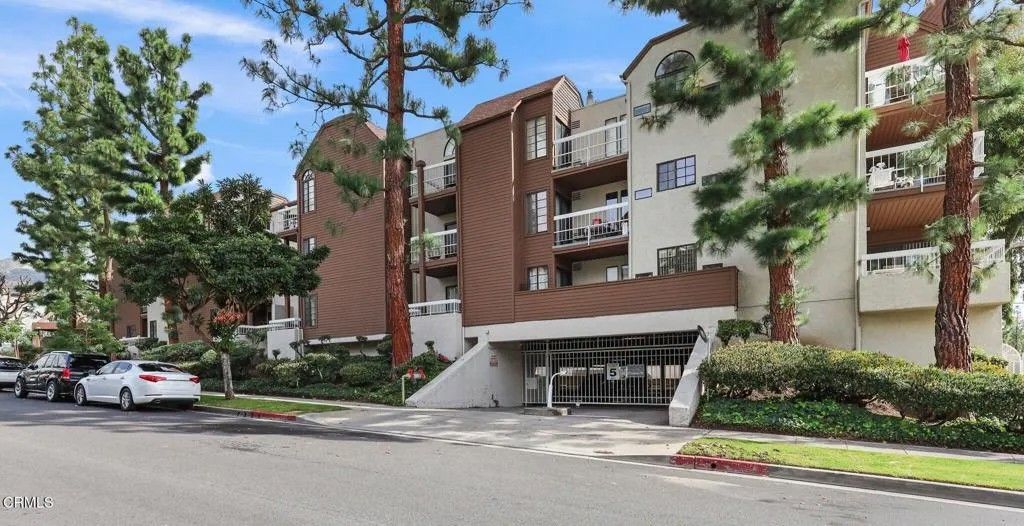 Photo of 436 E Palm Avenue #301, Burbank, CA 91501 (MLS # P1-25897)