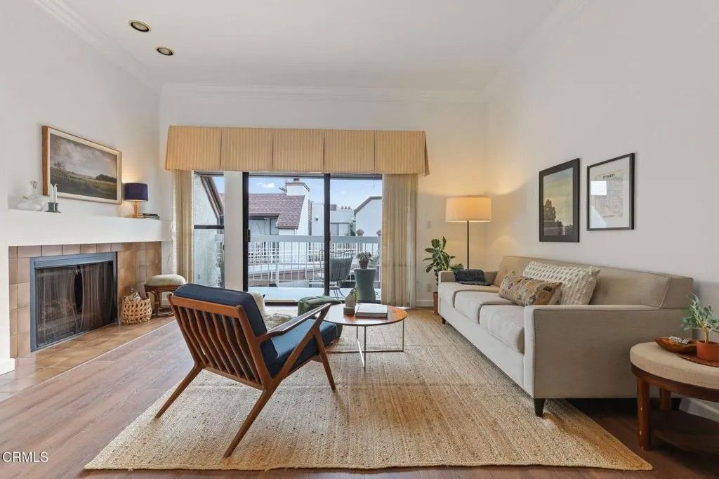 Photo of 436 E Palm Avenue #301, Burbank, CA 91501 (MLS # P1-25897)