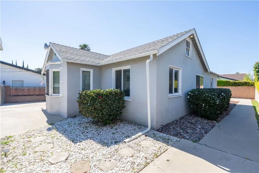 Photo of 6909 Peach Avenue, Van Nuys, CA 91406 (MLS # SR26027424)