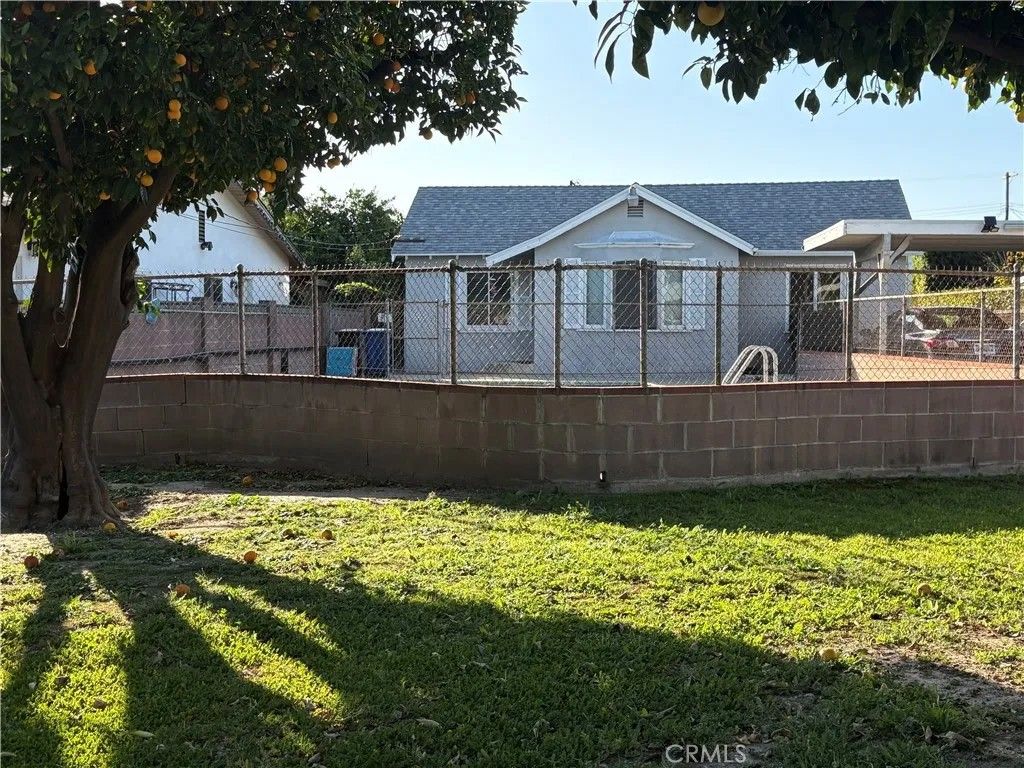 Photo of 6909 Peach Avenue, Van Nuys, CA 91406 (MLS # SR26027424)