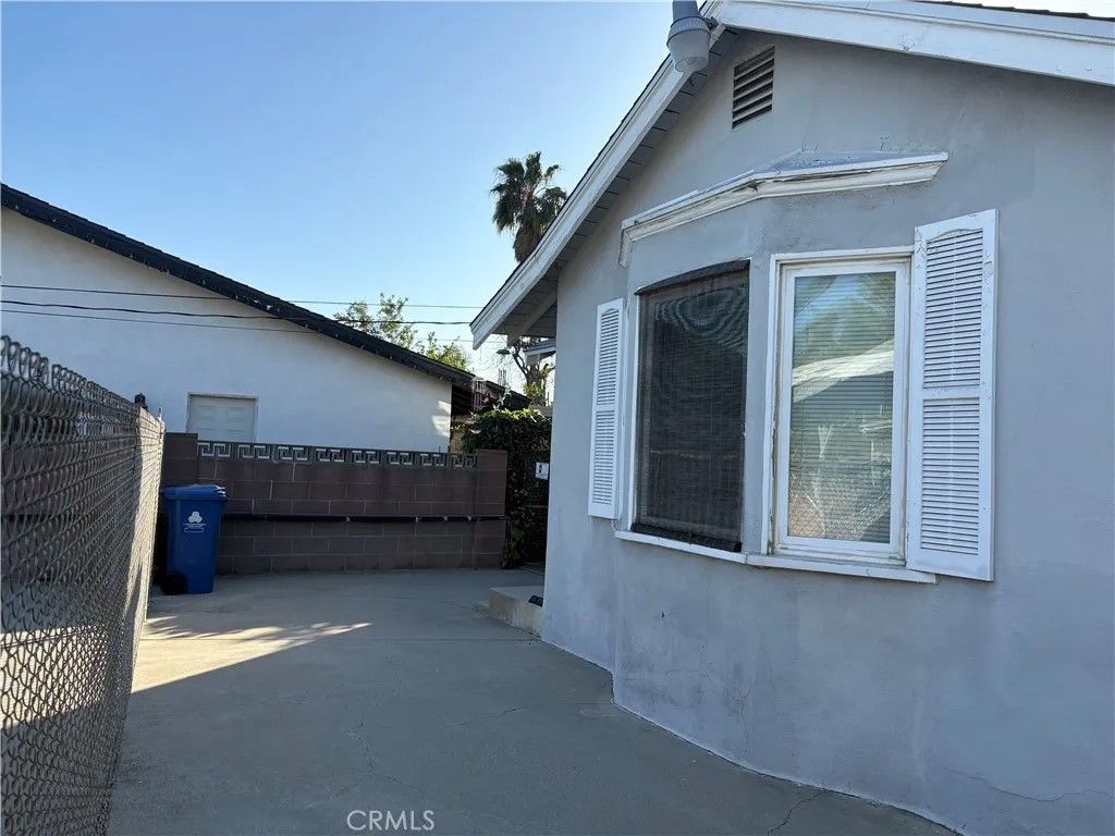 Photo of 6909 Peach Avenue, Van Nuys, CA 91406 (MLS # SR26027424)