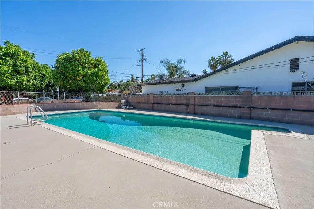 Photo of 6909 Peach Avenue, Van Nuys, CA 91406 (MLS # SR26027424)