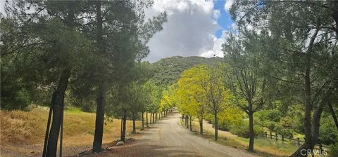 Photo of 41225 Hacienda Dr, Murrieta, CA 92562 (MLS # TR26066857)