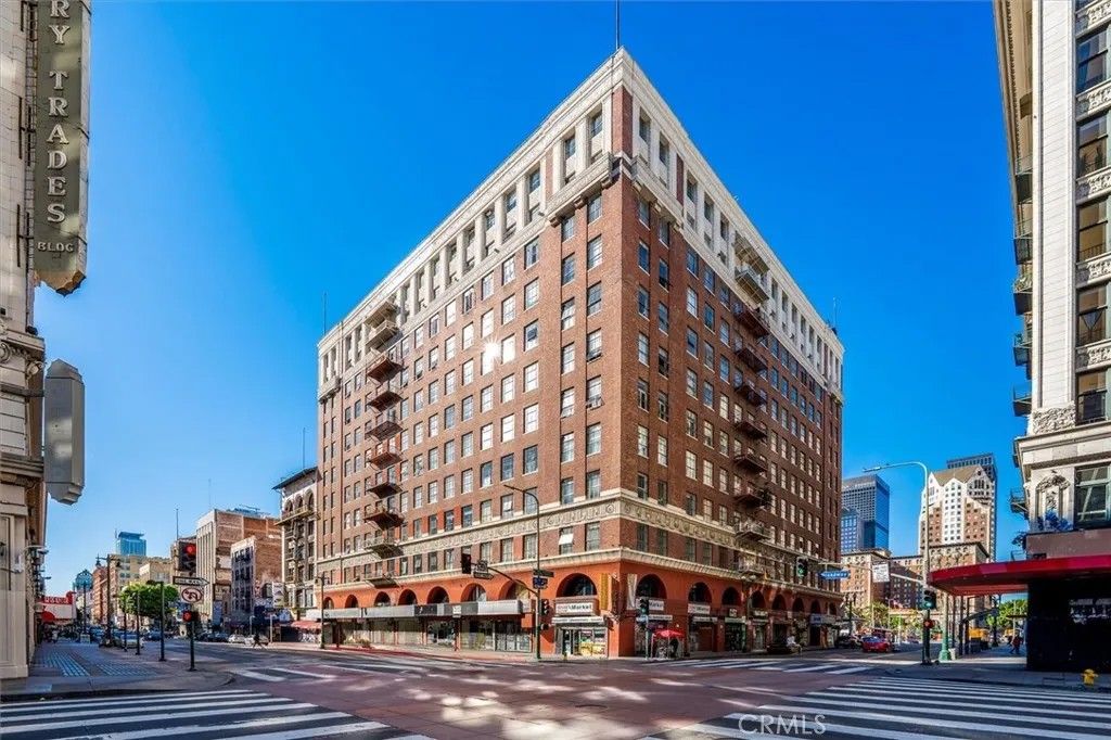 Photo of 312 W 5th St #907, Los Angeles, CA 90013 (MLS # SR25279372)