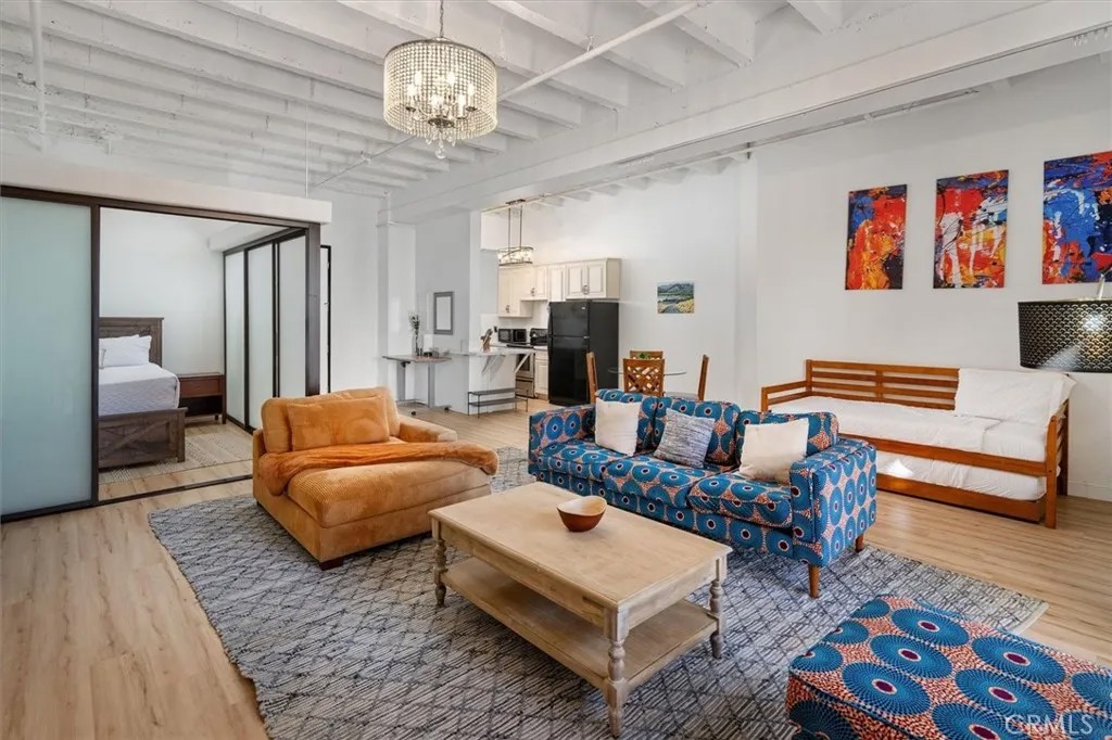 312 W 5th 907