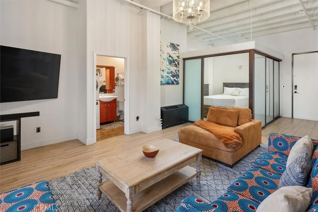 312 W 5th 907