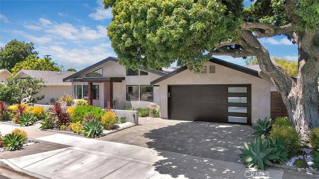 Photo of 2661 Oak Knoll Drive, Rossmoor, CA 90720 (MLS # PW26127724)