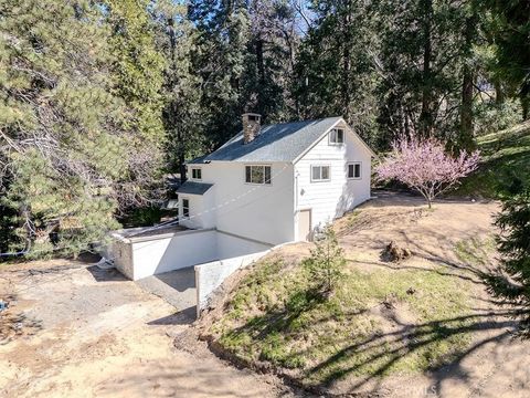 Photo of 660 Acacia Dr, Crestline, CA 92325 (MLS # OC26052516)