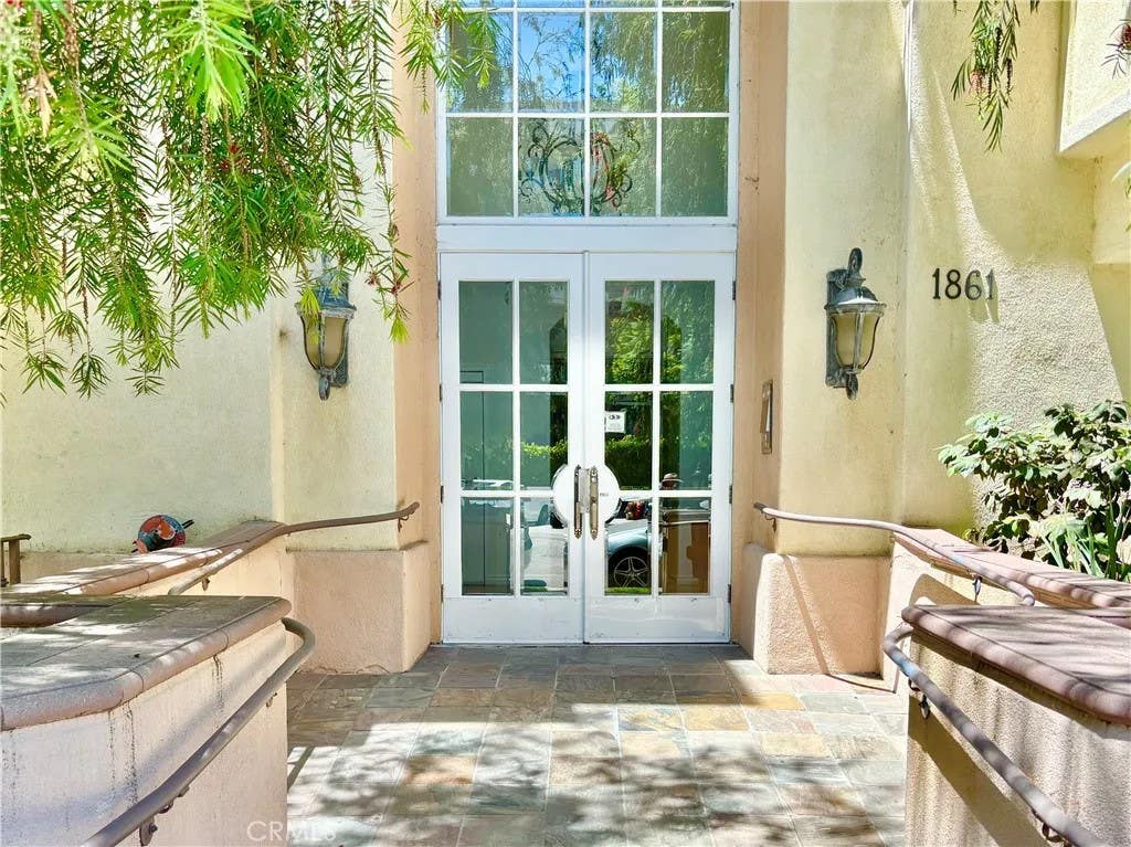 Photo of 1861 Veteran Avenue #101, Westwood - Century City, CA 90025 (MLS # SR26152930)