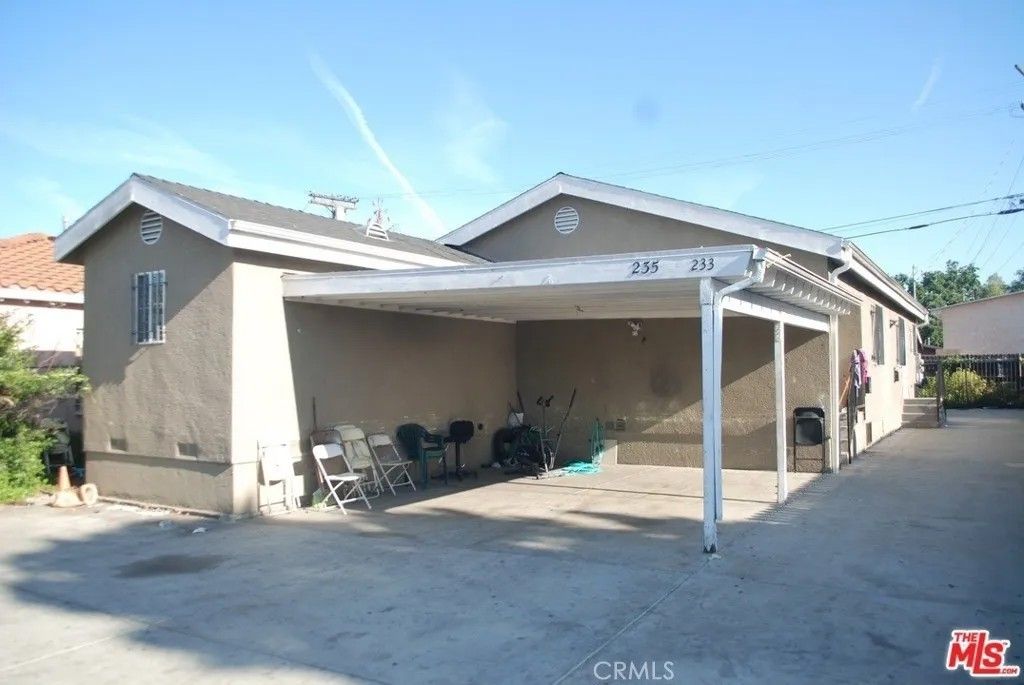 Photo of 233 W 65th St, Los Angeles, CA 90003 (MLS # DW26011216)