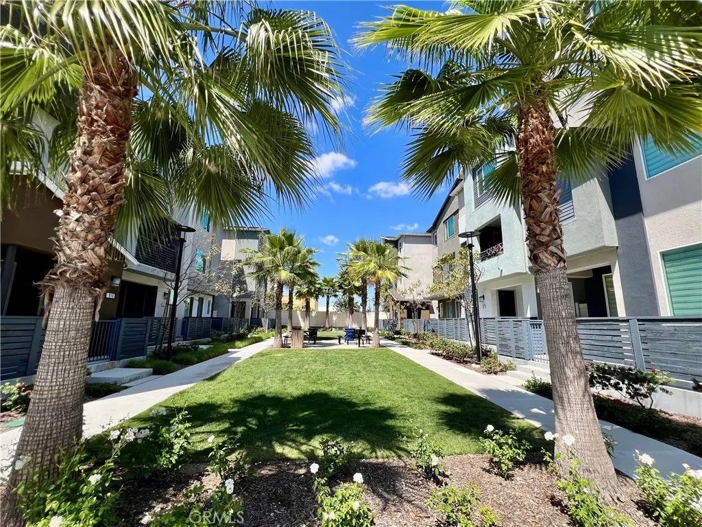 Photo of 925 E 3rd St, Santa Ana, CA 92701 (MLS # OC26080474)