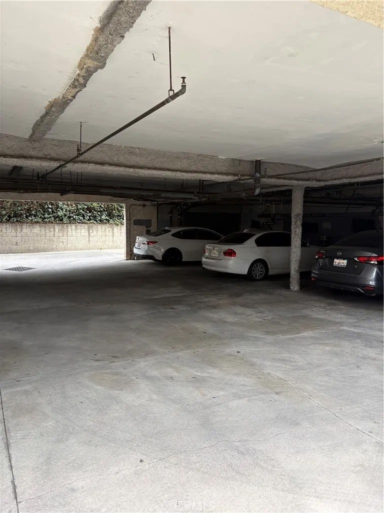 1095 N Raymond