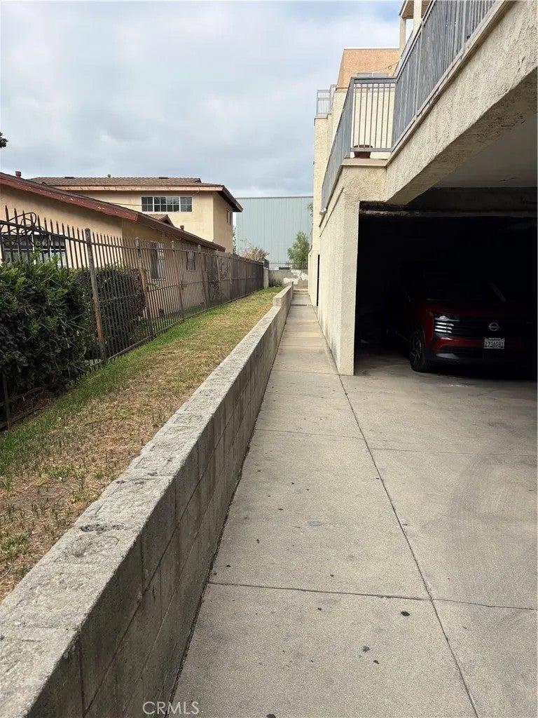 1095 N Raymond
