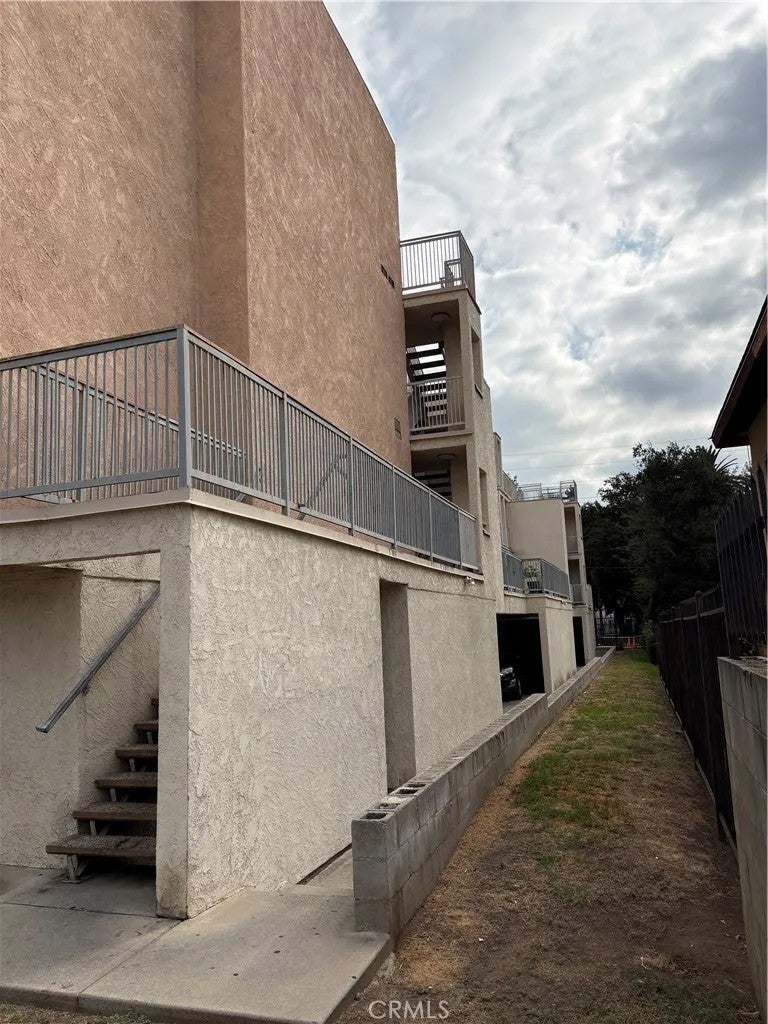 1095 N Raymond